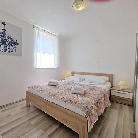 Apartment In Mit Eigenem Balkon